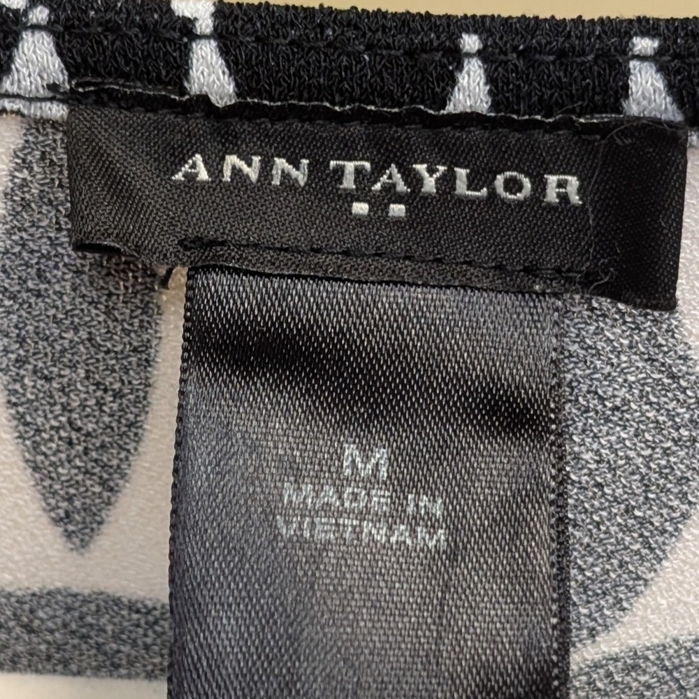 Ann Taylor Women Tank Top M Black White Geometric Cowl Neck Ruched Sides Fitted - Picture 4 of 6